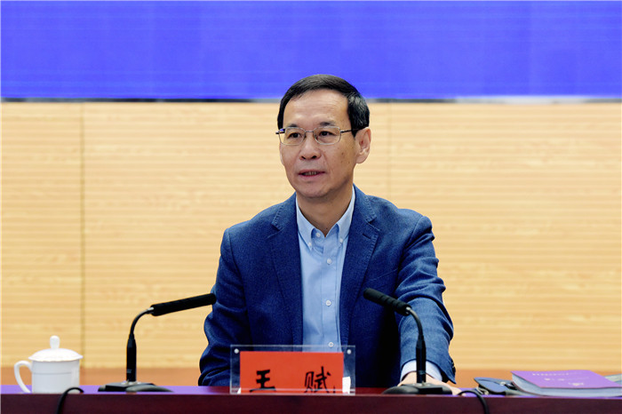 王赋严格执行条例加强自身建设