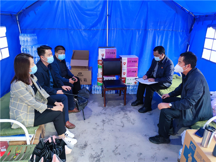 张掖市纪委监委监督检查组在张电嘉苑小区对高风险区管控措施落实情况开展督查检查。.jpg