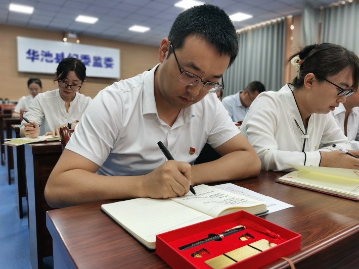 图为党员干部认真聆听党总支书记讲党课_副本.jpg