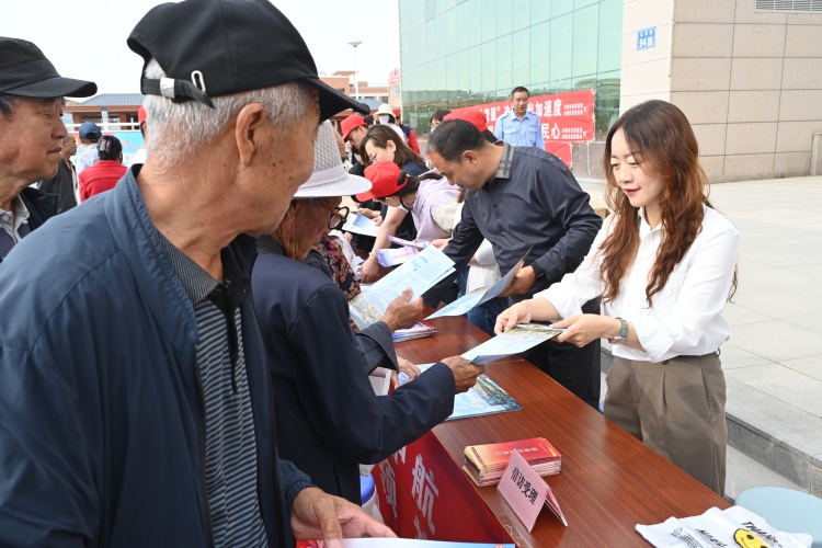 市纪委监委联合白银区纪委监委开展“纪检监察信访举报件”宣传月活动  .jpg