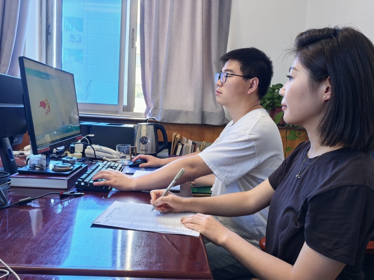 图为兰州市纪检监察干部通过“监督执纪执法辅助研判系统”查询相关基础信息，让数据跑路、办案提速。.jpg
