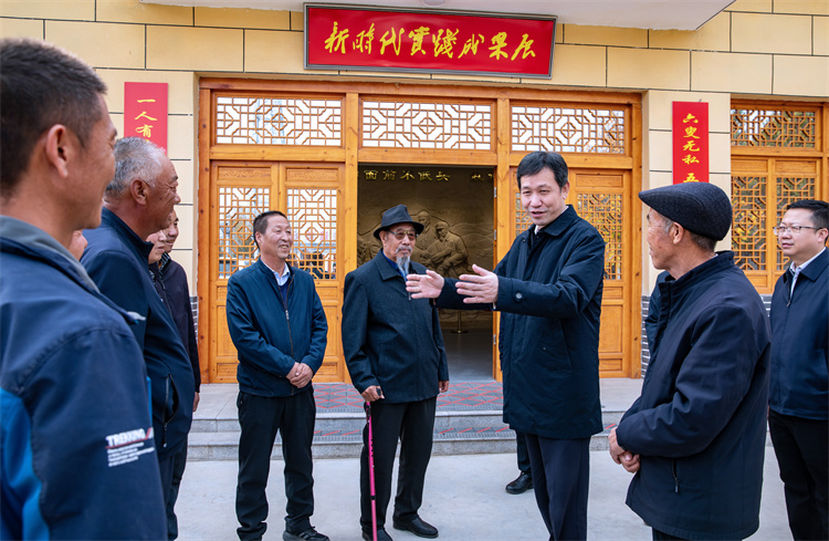 甘肃省委常委、省纪委书记靳国卫在八步沙“六老汉”治沙纪念馆调研。.jpg